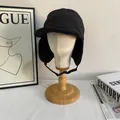 Dettaglio del cappello da aviatore nero con sottogola regolabile per protezione - M(56-58cm) / Nero