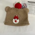 Berretto in maglia con orecchie d'orso mela rossa e patch Babbo Natale per l'inverno - M (56-58cm) / Cachi