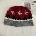 Primer plano detallado de la textura de punto jacquard y patrón de pájaro del gorro de invierno - M (56-58cm) / Burdeos