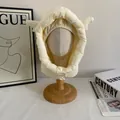 Détail du bonnet d'hiver matelassé crème avec cornes décoratives et bouton au cou - M (56-58cm) / Blanc Cassé