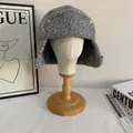 Schicke graue Plüsch-Fliegermütze für Damen mit stilvollen Schneeflocken-Akzenten - M (56-58cm) / Grau