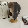 Dettaglio del cappello da aviatore grigio con fodera in pelliccia e cinturino - M(56-58cm) / Grigio