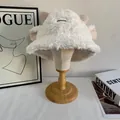 Dettaglio cappello alla pescatora in peluche bianco con orecchie 3D e logo in tessuto - M / Bianco