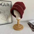 Gorro de punto granate con bordado Rainbow dorado y costuras en contraste beige - M / Burdeos