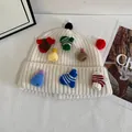 Détail du bonnet en maille côtelée blanche avec mini gants et chapeaux colorés pour Noël - Blanc