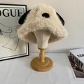 Detail van de pluche honden-vissershoed met lange zwarte oren en zachte witte textuur - M (56-58cm) / Broken Wit