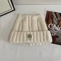 Dettaglio del berretto in maglia crema con orecchie da gatto e toppa con icona TV - M (56-58cm) / Bianco Sporco