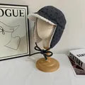 Detailaufnahme der Winterfliegermütze mit grauen Punkten und weichem Lammwollfutter - M (56-58cm) / Grau