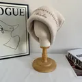 Detalle del gorro de punto beige con bordado de letras marrones y costuras decorativas - M / Blanco Roto