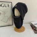 Detalle del gorro de aviador de forro polar negro con protector de cuello y bordado - Gris