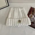 Dettaglio del cappello in maglia bianca con orecchie da gatto e toppa TV - M (56-58cm) / Bianco