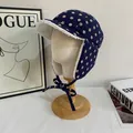 Dunkelblaue Uschanka-Mütze mit weißen Punkten und warmem Lammfellimitat-Futter - M (56-58cm) / Marineblau