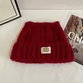 Dettaglio del cappello in maglia rossa con orecchie di gatto e morbida texture pelosa - M (56-58cm) / Rosso
