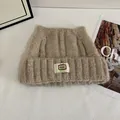 Dettaglio della trama del berretto in maglia kaki con orecchie di gatto e toppa eofo - M (56-58cm) / Cachi