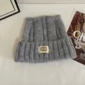 Dettaglio del berretto in maglia grigia con orecchie da gatto ed etichetta TV vintage - M (56-58cm) / Grigio chiaro