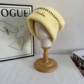 Gorro de punto de estilo japonés de gran tamaño con bordado de mariposa y texto Rainbow - M / Amarillo