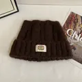 Dettaglio della morbida maglia in mohair e toppa a cartone animato sul berretto - M (56-58cm) / caffè