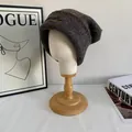 Gorro de punto gris oscuro con bordado de mariposa y costuras gruesas para el invierno - M / Gris oscuro