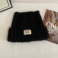 Dettaglio ravvicinato del berretto in maglia con orecchie di gatto e patch TV - M (56-58cm) / Nero