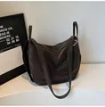 Detail einer dunkelbraunen Shopper-Tasche aus mattem Kunstleder mit schmalen Schultergurten - Basisstil / Kaffeebraun
