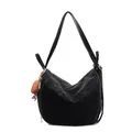 Borsa tote minimalista in pelle scamosciata nera con tracolla e ciondolo in peluche marrone - Con Ciondolo / Nero