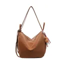 Borsa a spalla minimalista in pelle PU marrone con ciondolo in peluche e spalline - Con Ciondolo / Marrone