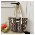 Detail der Vintage-Canvas-Tasche mit bunten geometrischen Streifen und Nieten-Dekor - Weiß