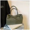 Dettaglio della borsa tote in pelle testurizzata verde scuro con fibbia in metallo dorato - Senza Ciondolo / Verde