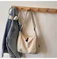 Vue détaillée du sac cabas en toile beige avec broderie Midola et cordon de serrage noir - Blanc Crème (Sans Pendentif)