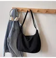 Détail d'un sac bandoulière croissant noir avec broderie sur une surface en tissu - Noir sans Pendentif