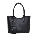 Borsa tote nera minimalista con pochette coordinata e sottili spalline su sfondo bianco - Nero