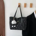 Borsa tote nera con motivo a stelle bianche e ciondolo a nuvola su un gancio - nero con ciondolo