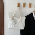 Borsa tote bianca con motivi a stelle e ciondolo a nuvola in peluche su gancio in legno - bianco con ciondolo