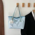 Borsa tote celeste con motivo a stelle e ciondolo a nuvola bianca su un gancio - blu con ciondolo
