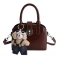 Borsa a conchiglia marrone scuro lucida con chiusura a scatto e ciondolo a orsetto - Marrone con Ciondolo