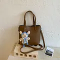 Sac cabas marron en cuir grainé avec breloque ours en tricot et bandoulière amovible - Marron