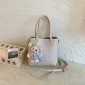 Sac seau beige en cuir grainé avec pendentif ours et bandoulière réglable pour femmes - Sans pendentif / Blanc