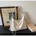 Primer plano de bolso hobo blanco crema en cuero sintético con fondo vintage retro - Sin colgante / Blanco Roto