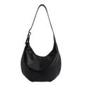 Bolso hobo medialuna negro minimalista con correa ajustable sobre fondo blanco - Negro