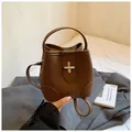 Borsa a secchiello in pelle marrone scuro con chiusura a croce argento e grana - Senza Ciondolo / caffè