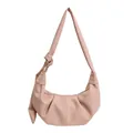 Minimalistische rosa Halbmond-Tasche aus Leder mit Kieseltextur und Knotendetail - Ohne Anhänger / Rosa