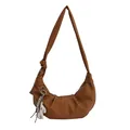 Schicke braune Halbmond-Tasche mit geknotetem Gurt und weißem Pferdeanhänger-Detail - Mit Anhänger / Braun