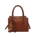 Petit sac à main marron caramel texture litchi avec breloque cerise et bandoulière - Marron (Avec Pendentif)