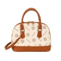 Schicke Muscheltasche in Beige und Braun mit Monogramm und Umhängeriemen - Markenbuchstabe Cremeweiß
