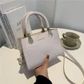 Rosa kleine quadratische Tasche mit Steinmuster, gewebtem Griff und Goldakzenten - Weiß
