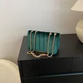Elegante donkergroene fluwelen schoudertas met verticaal stiksel en gouden ketting - Groen