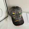 Dettaglio del cappello da baseball in denim grigio con cuciture colorate ed effetti usurati - M (56-58cm) / Nero