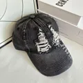 Detailansicht der Distressed-Effekte auf der schwarzen gewaschenen Denim-Baseballkappe - M (56-58cm) / Schwarz