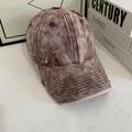 Nahaufnahme der Vintage-Waschung und der Distressed-Löcher auf der verwaschenen Baseballkappe - M (56-58cm) / Kaffeebraun