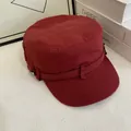 Berretto militare rosso vintage da donna con bottoni a rivetto e trama in tela di cotone - M / Borgogna